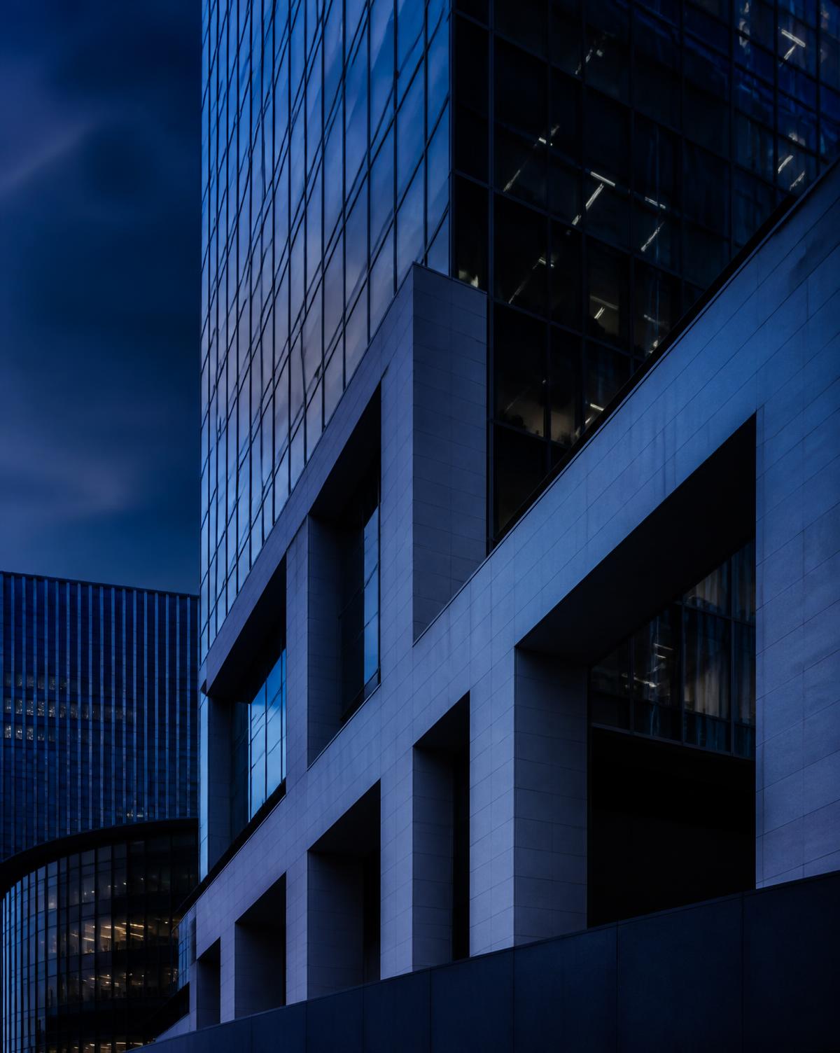 Arquitetura corporativa de um distrito financeiro ao anoitecer